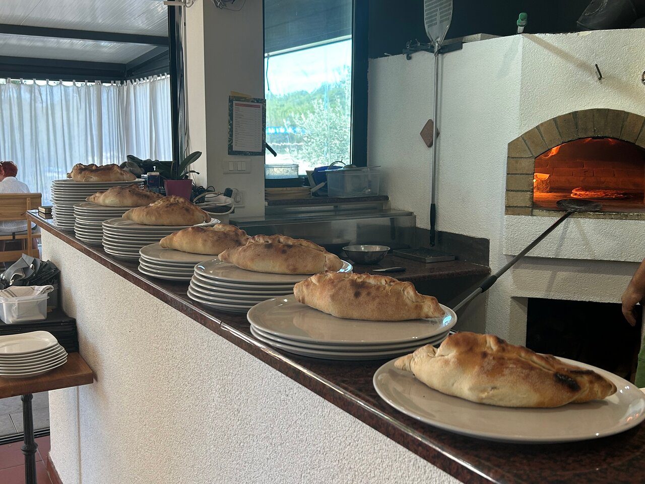Lepinje i calzoni na šanku uz krušnu peć
