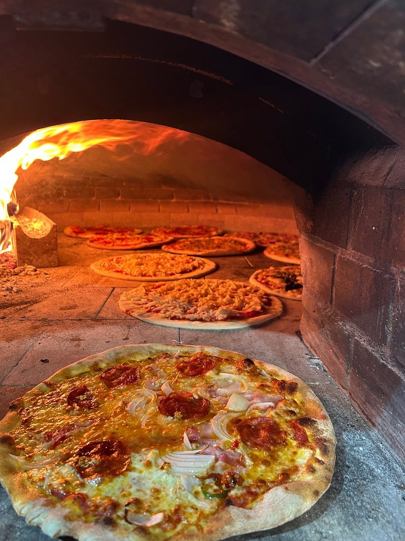 Pizza svježe izvađena iz krušne peći